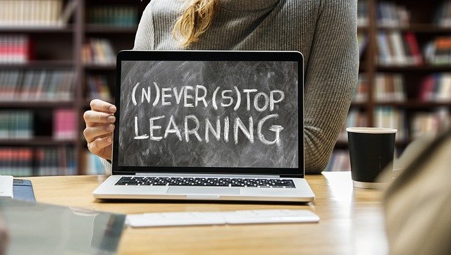 Laptop mit der Aufschrift Never Stop Learning